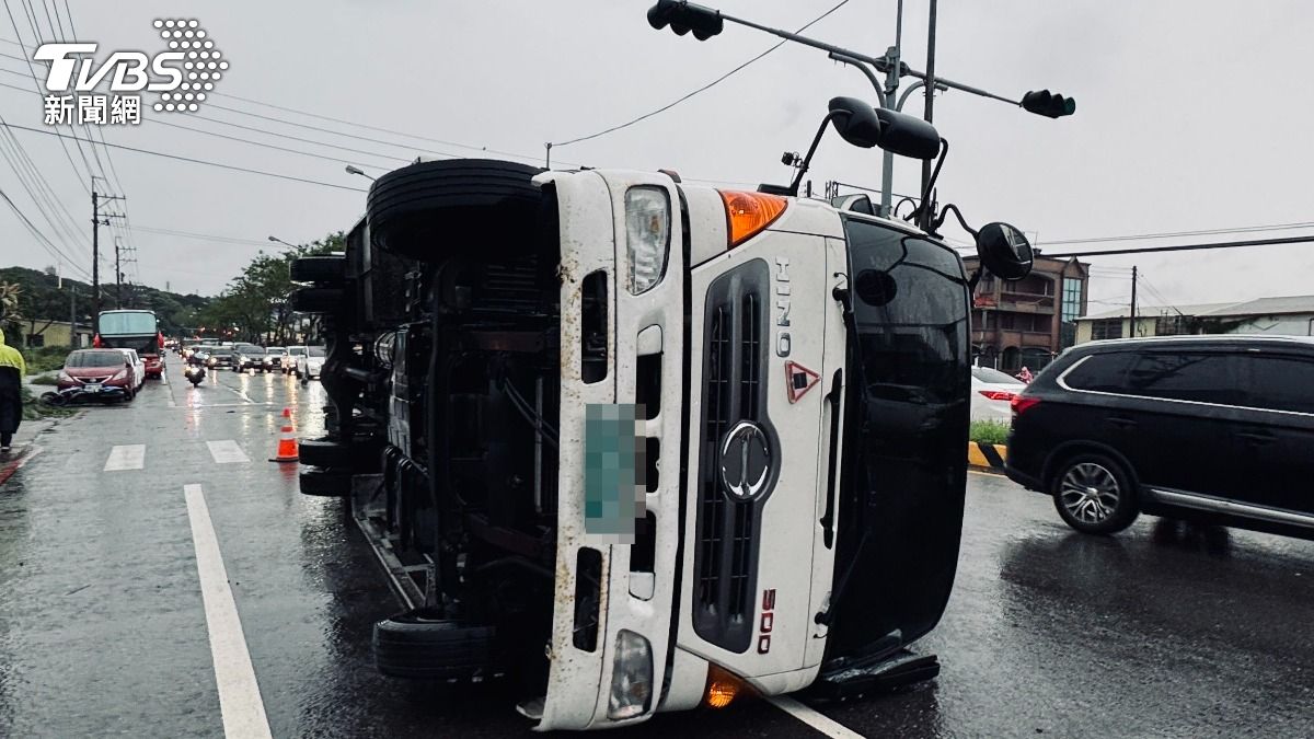 民眾路過看了傻眼。（圖／TVBS）