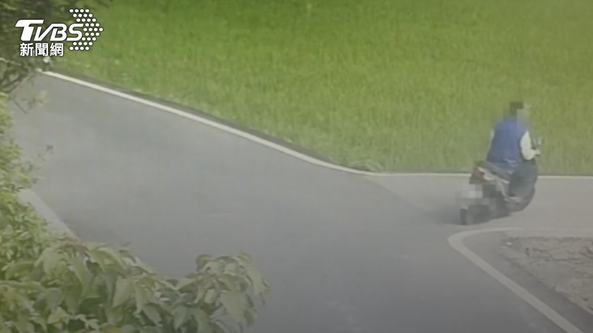 花蓮老翁行跡可疑,拿著空氣槍對準屋內鴿子射擊。(圖/TVBS)