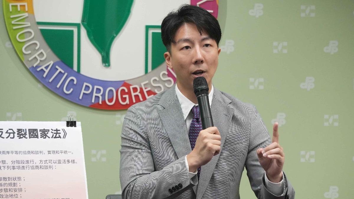 民進黨發言人吳崢23日批評民眾黨立委劉書彬「有這種立委，還需要敵人？」。（圖／民進黨提供）