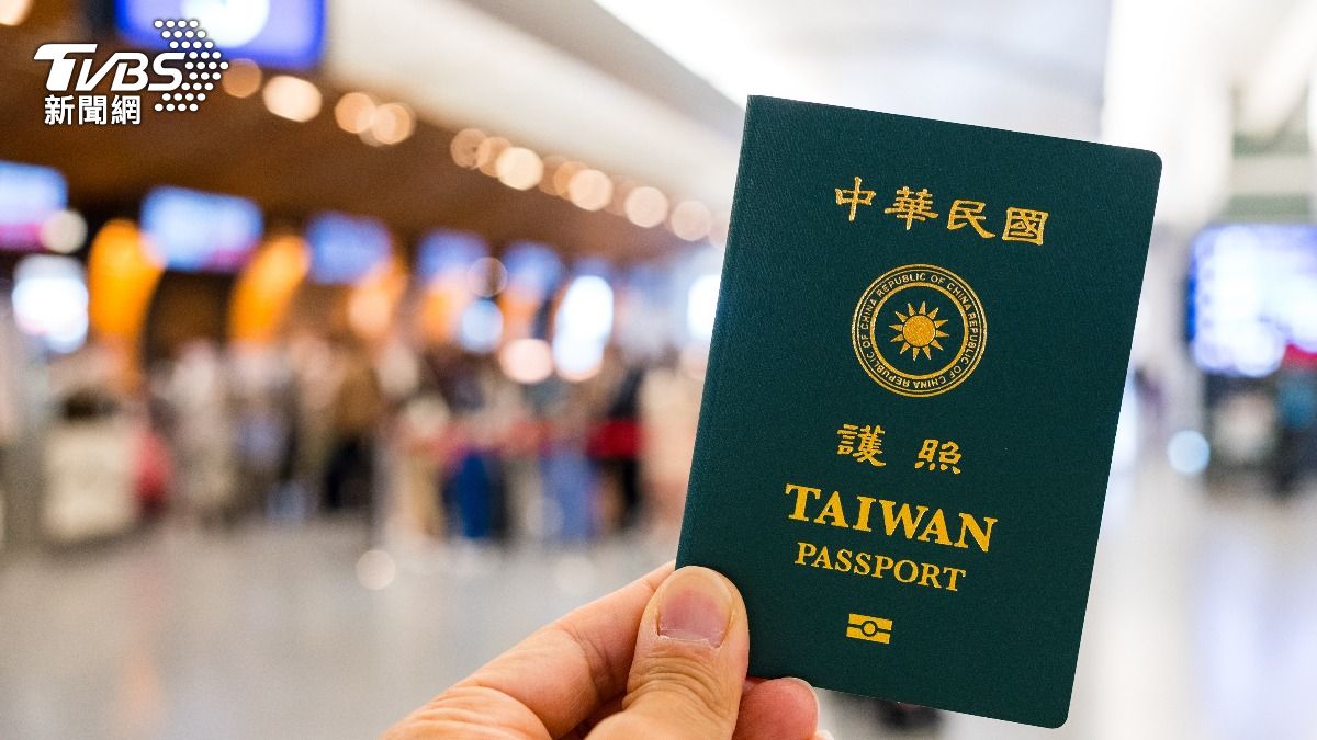 外交部出面說明，由於預算遭刪，只夠採購180萬本空白護照。（示意圖／shutterstock 達志影像）