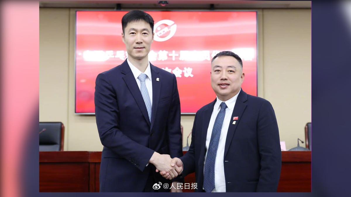 中國桌球協會主席劉國梁（右）請辭，由王勵勤（左）接班。（圖／翻攝自人民日報微博）