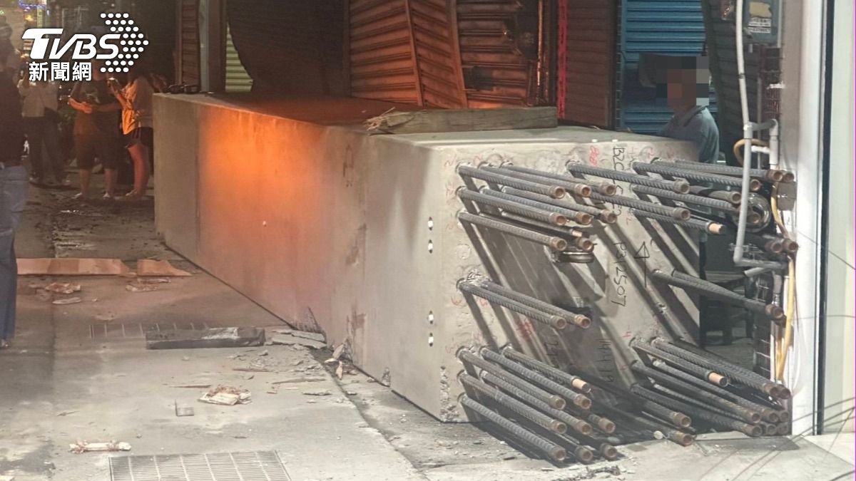 30公噸水泥柱噴飛。(圖/TVBS)