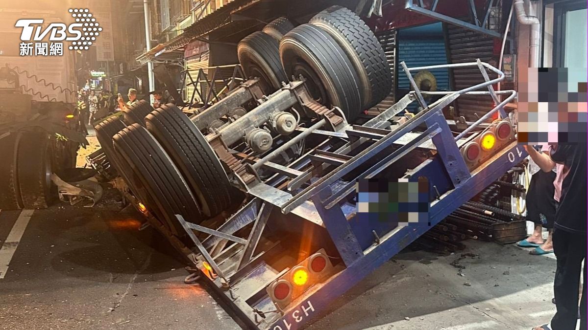 拖板車波及4戶民宅鐵捲門。(圖/TVBS)