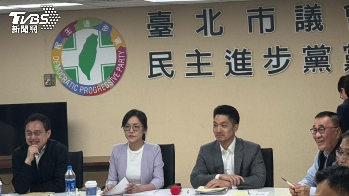 蔣萬安（右二）赴民進黨團說明重大法案。（圖／陳怡潔攝影）