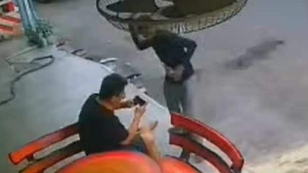 有名台灣男子上周末在泰國芭達雅南部1家餐廳外突遭1名流浪漢用木棍攻擊。（圖／翻攝自Thaiger）