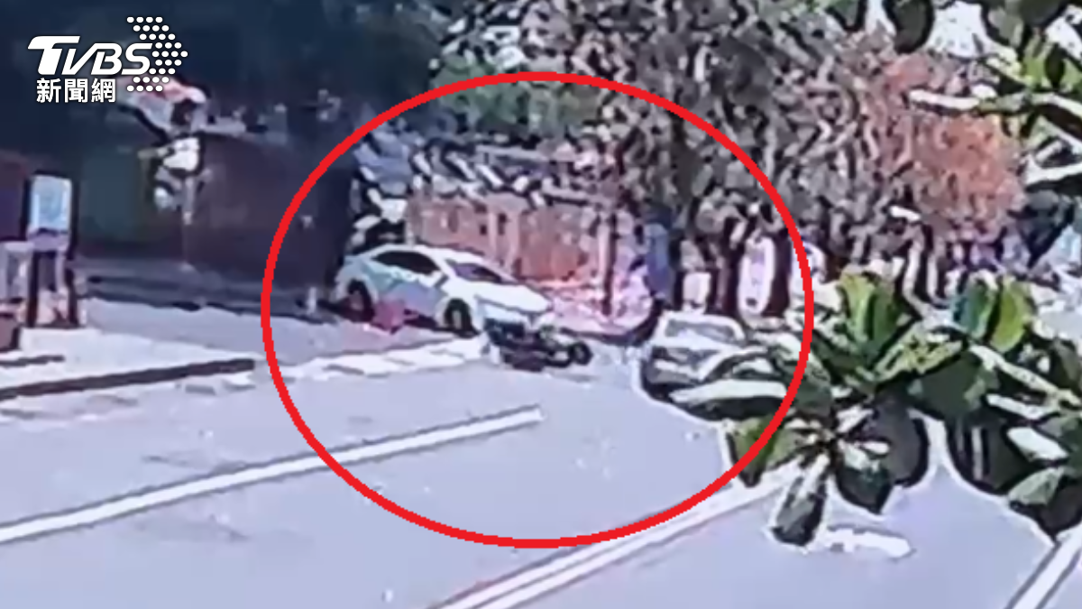 警方遭到自小客左轉擊落。（圖／TVBS）