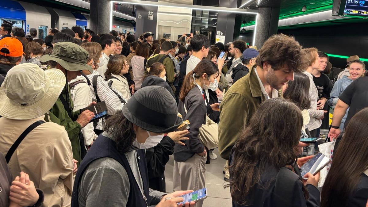 大阪世博會場連外鐵路一度停擺，4000人擠爆車站。（圖／翻攝自Ｘ＠bkknoboru）