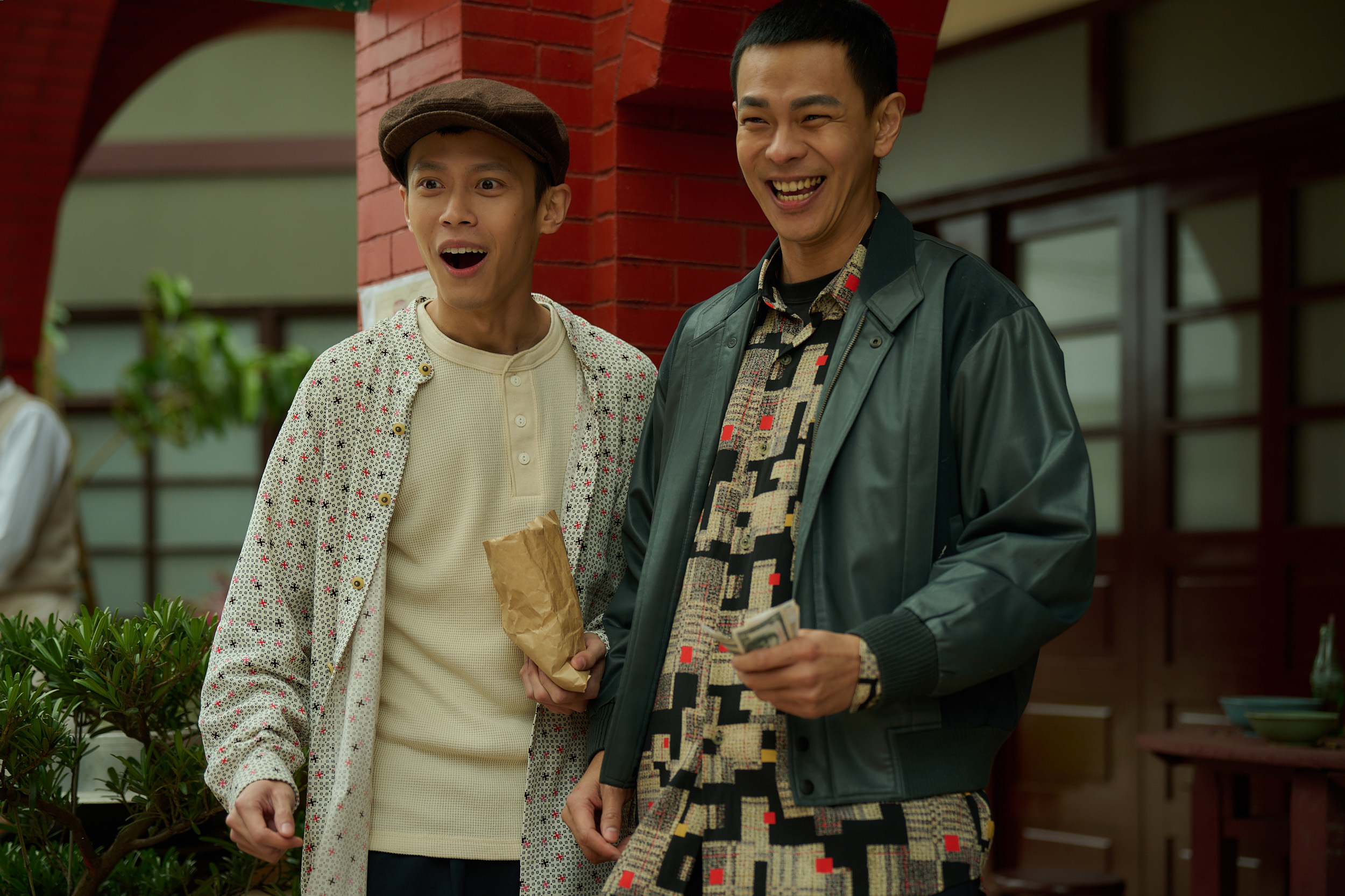 孫綻（右）近期參與實境節目拍攝，回劇組一直和黃雋智分享「當兵」點滴。（圖／台視提供）