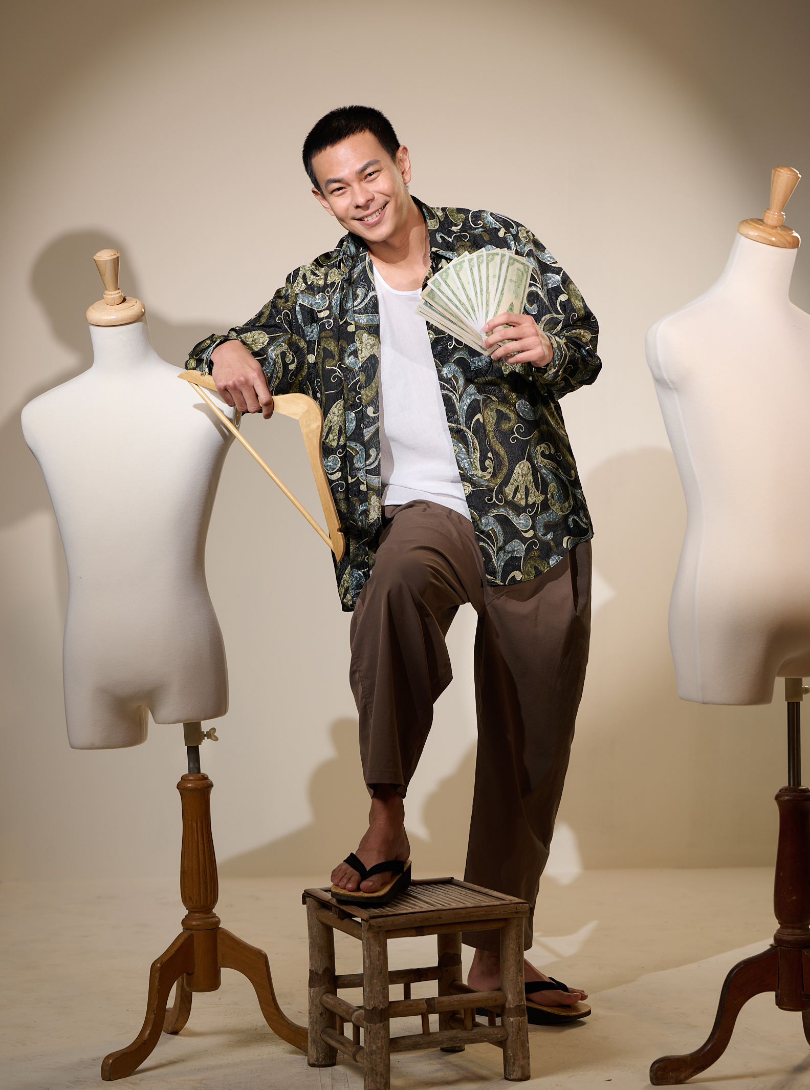 孫綻在《寶島西米樂》以平頭花襯衫和木屐造型亮相。（圖／台視提供）