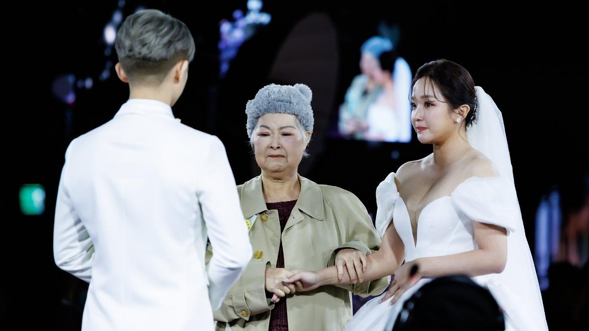 賴慧如阿嬤將她的手交給老公，感動落淚。（圖／翻攝自賴慧如臉書）