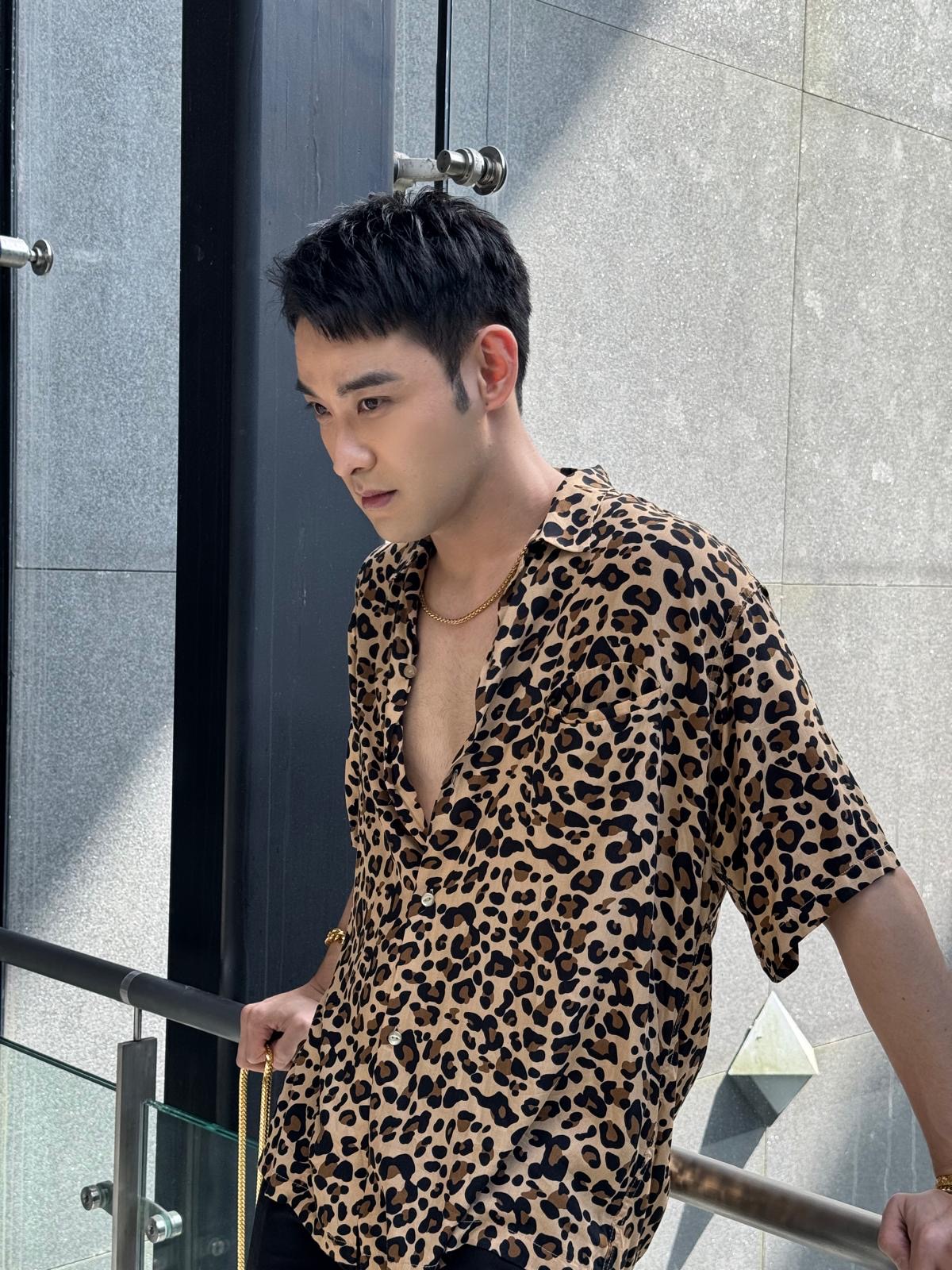 潘柏希為戲解開鈕扣大方露出胸毛。（圖／三立提供）