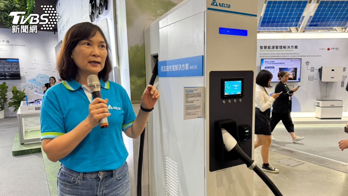 台達電推出「兆瓦級充電系統」，預計明年上市。（圖／謝佩穎攝）