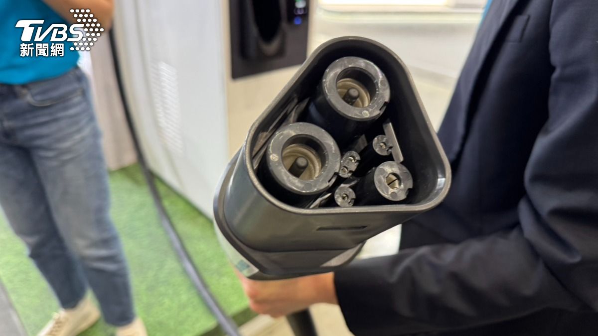 台達電推出「兆瓦級充電系統」，預計明年上市。（圖／謝佩穎攝）