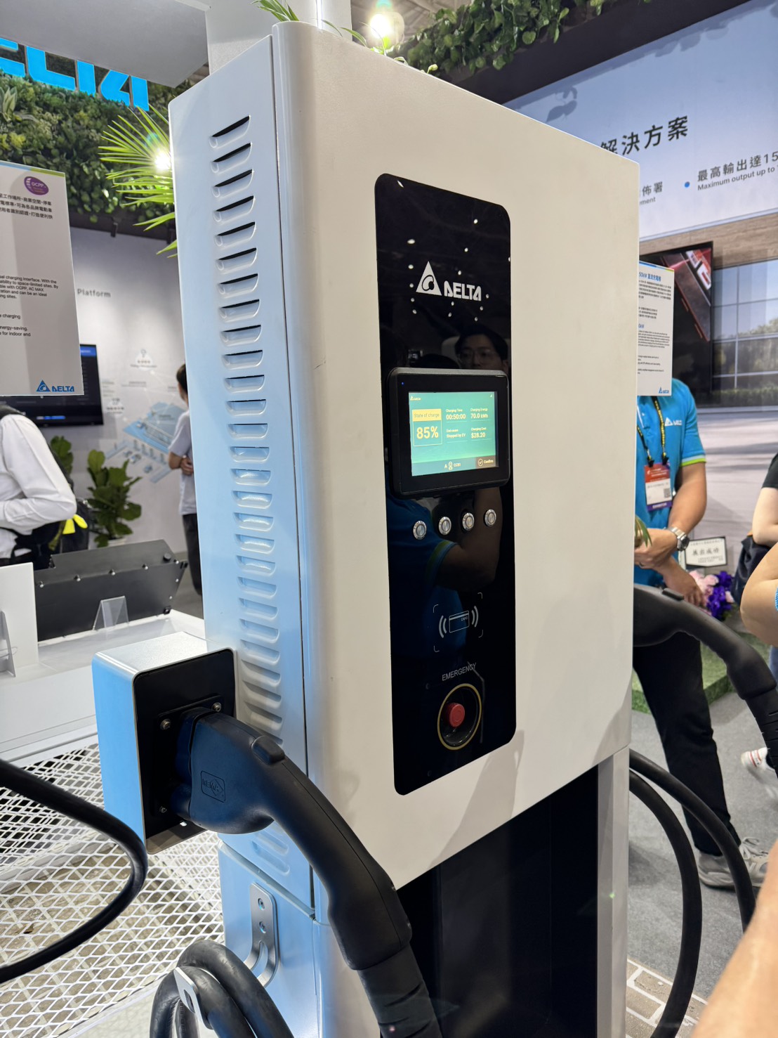 DC Wall box 50kW充電樁厚度僅25公分，占地最小，目前已導入全台商場、餐廳等場域。（圖／謝佩穎攝）