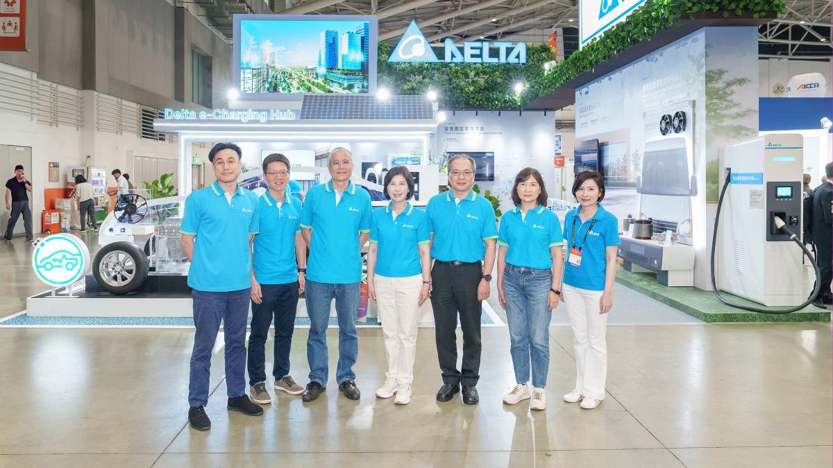 台達亮相台灣國際智慧移動展，台達品牌長郭珊珊(中)及參與單位主管於展位合影。（圖／台達電提供）