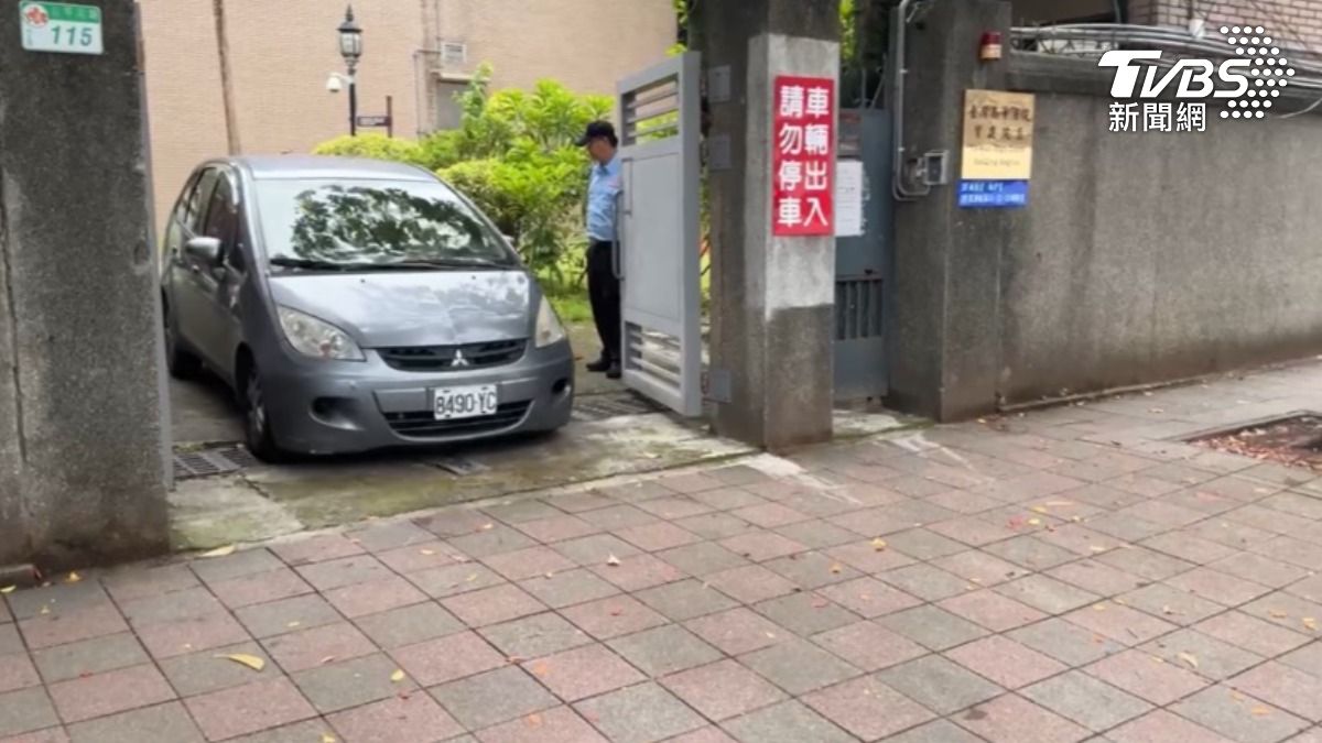 關鍵證人Mira作證後搭車離去。（圖／TVBS）