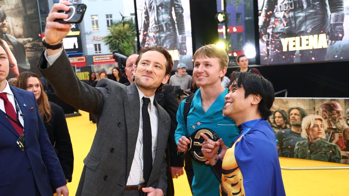 路易斯普爾曼與粉絲玩自拍。（圖／漫威影業提供）