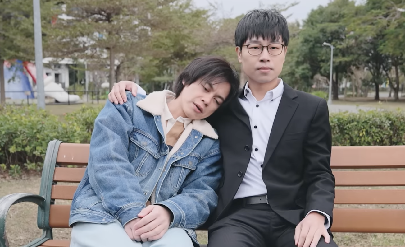 HowHow（左）與藍亦明組成BL劇CP，上演禮儀師與追夢少年間的愛情與甜虐糾葛。（圖／LINE TV提供）