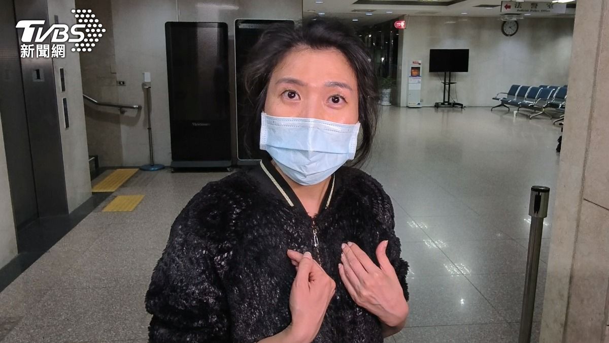 「魔法牙醫」診所院長潘韞珊訊後以100萬元交保，面對記者詢問時喊冤強調：「我是要推廣國際醫療！」。（圖／陳冠宇攝）