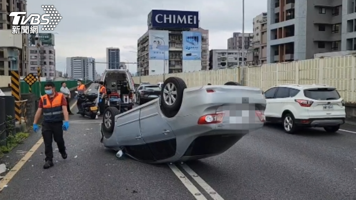 上班注意！市民高架塞爆　轎車駕駛疑恍神「自撞翻覆」