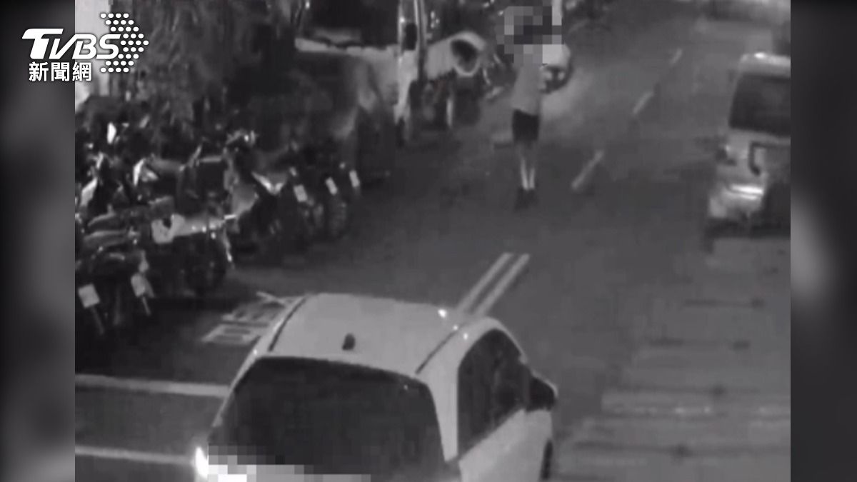 鄭男違規邊騎電動滑板車邊講電話。（圖／TVBS）