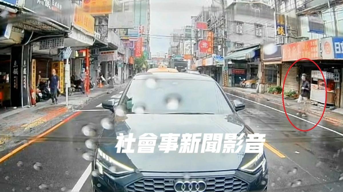 行人直接穿越車陣過馬路。（圖／翻攝社會事新聞影音）