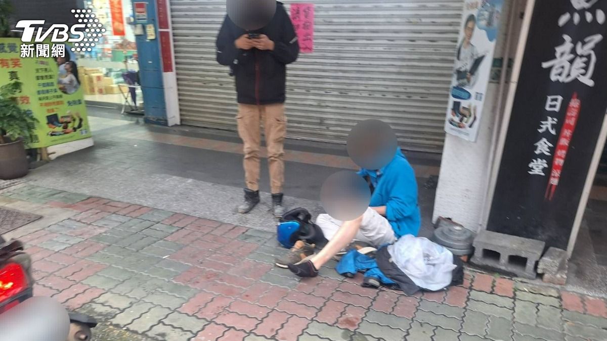 行人直接穿越車陣過馬路，害騎士急煞慘摔。（圖／TVBS）