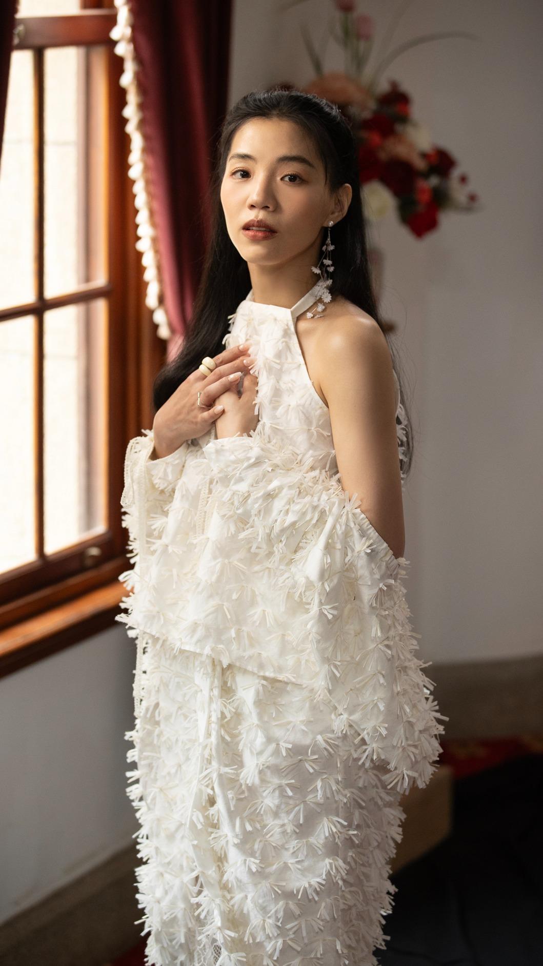 洪佩瑜首次挑戰客語歌曲,苦練客語發音與演唱技巧。(圖/何樂音樂提供)