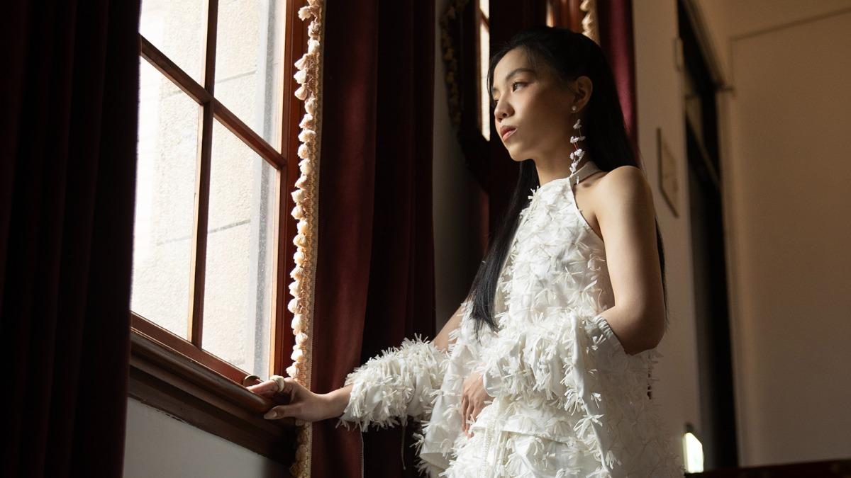 洪佩瑜以說書人角度為該劇獻唱。(圖/何樂音樂提供)