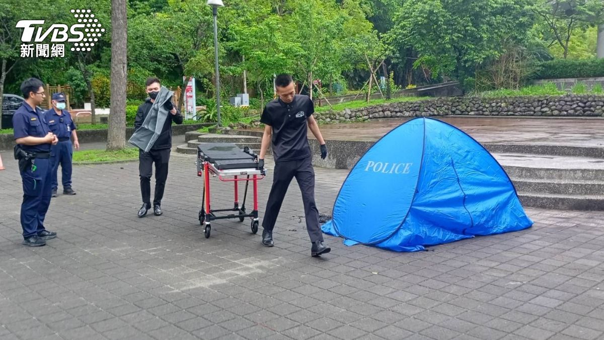黃男在露天廣場前死亡。（圖／TVBS）