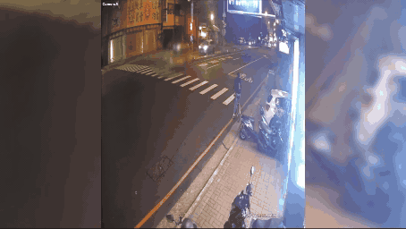 行人闖紅燈被撞飛。（圖／TVBS）