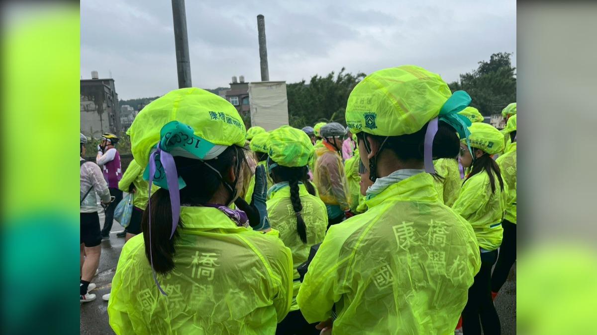 康橋學生今繼續騎行行程並在安全帽繫上紫絲帶。（圖／康橋提供）