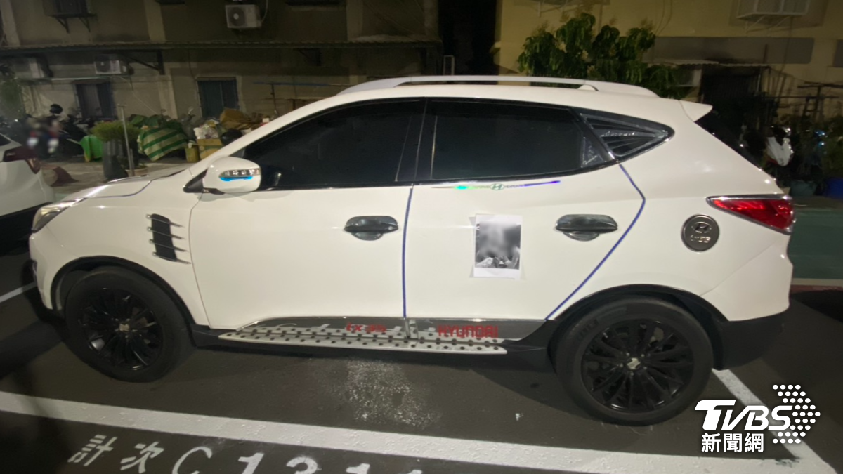 許男頭像被製成海報貼滿整街。（圖／TVBS）