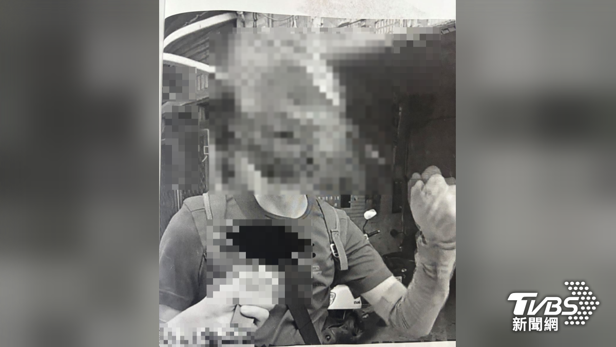 許男受訪的畫面被截圖做成小海報並標註「檢舉達人」。（圖／TVBS）