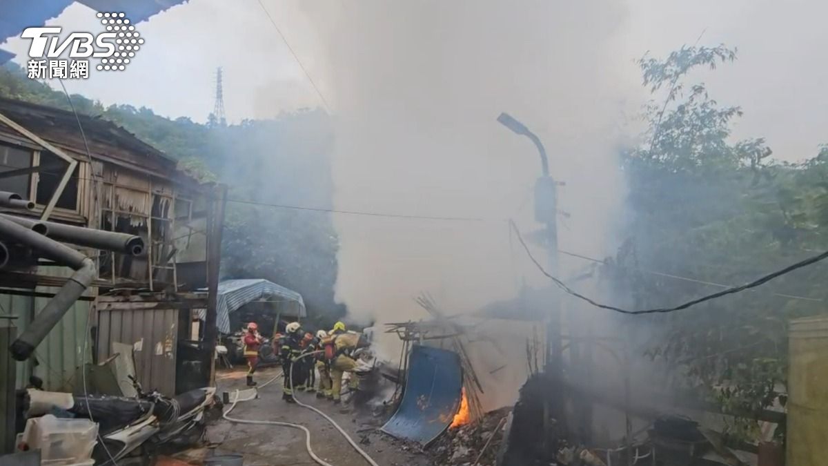 基隆山區工寮大火，消防緊急搶救。（圖／TVBS）