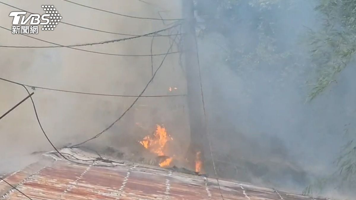 基隆山區工寮大火，消防緊急搶救。（圖／TVBS）