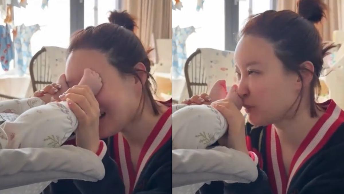 抓起寶寶的腳在臉上磨蹭。（圖／翻攝自吳悅菡 微博）