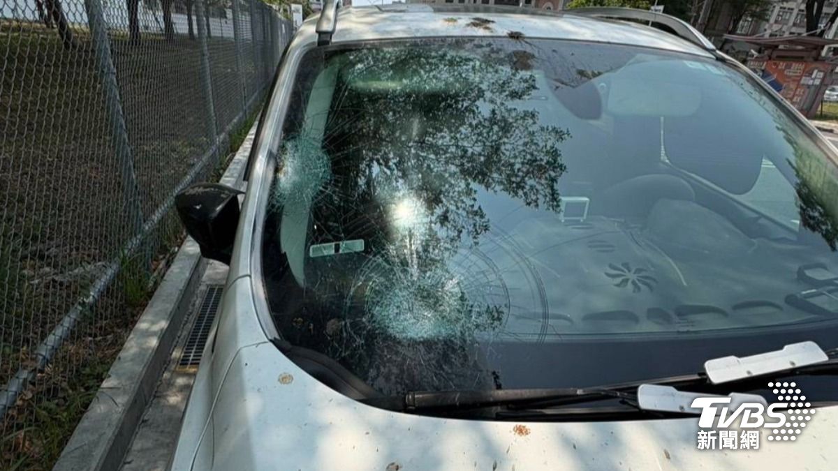 車輛副駕駛位置的擋風玻璃碎裂成蜘蛛網狀。（圖／TVBS）