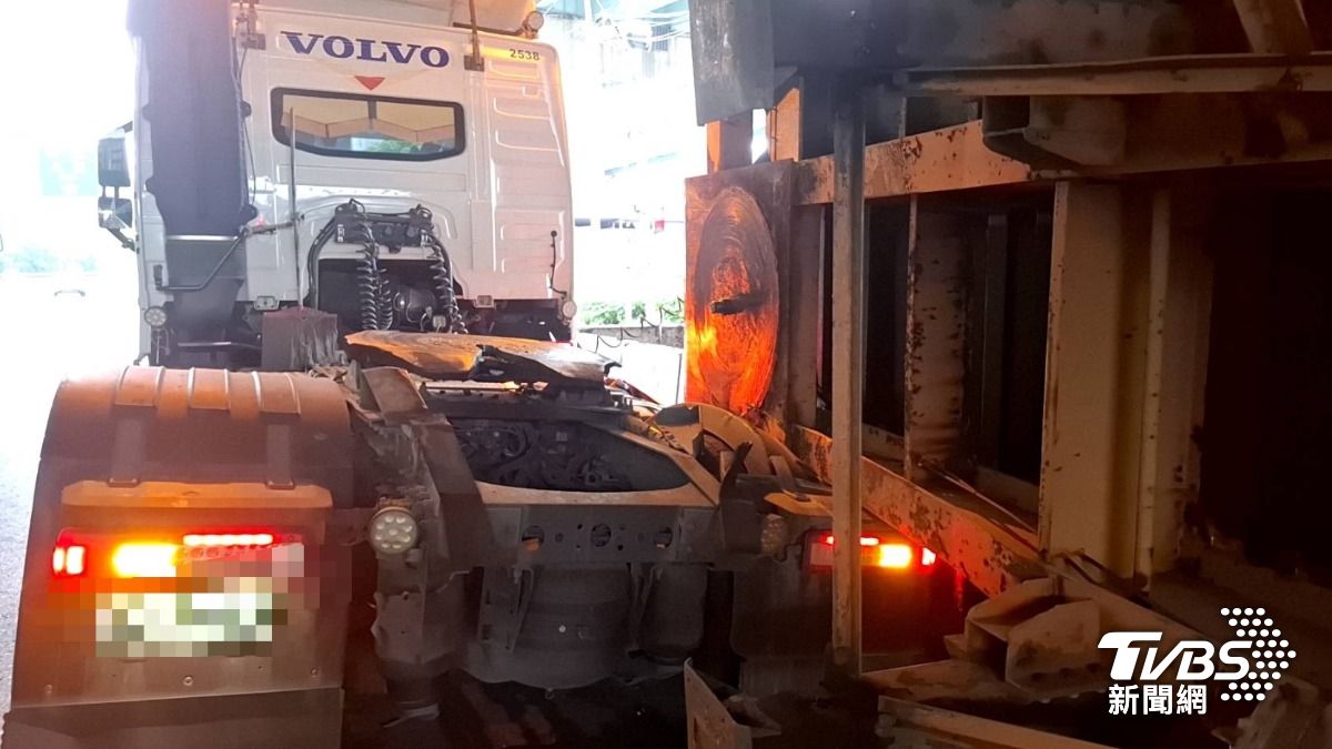 當時車內載有鋁製原料，不過疑似未固定住。（圖／TVBS）