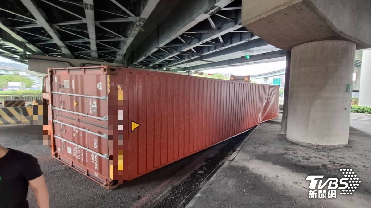 貨櫃突然掉落路中。（圖／TVBS）