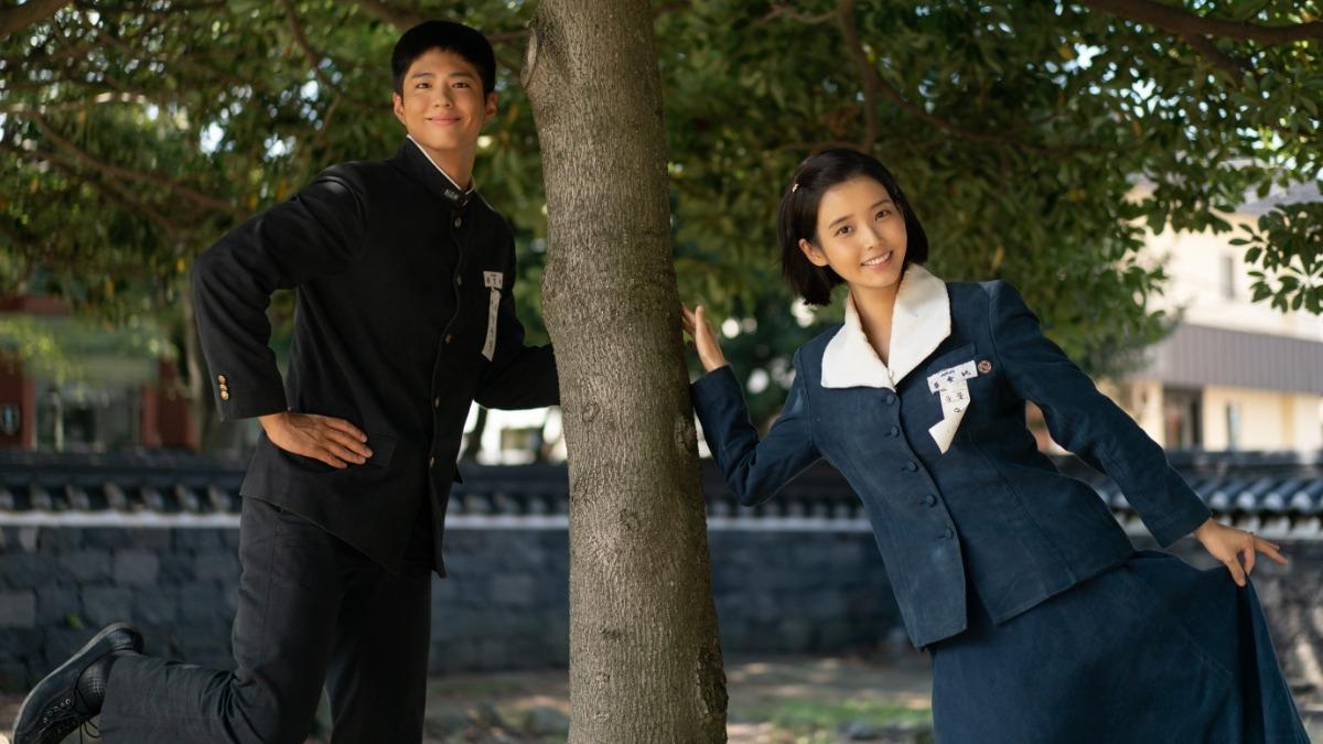 IU（右）、朴寶劍主演的韓劇《苦盡柑來遇見你》播出以來好評不斷。（圖／Netflix提供）
