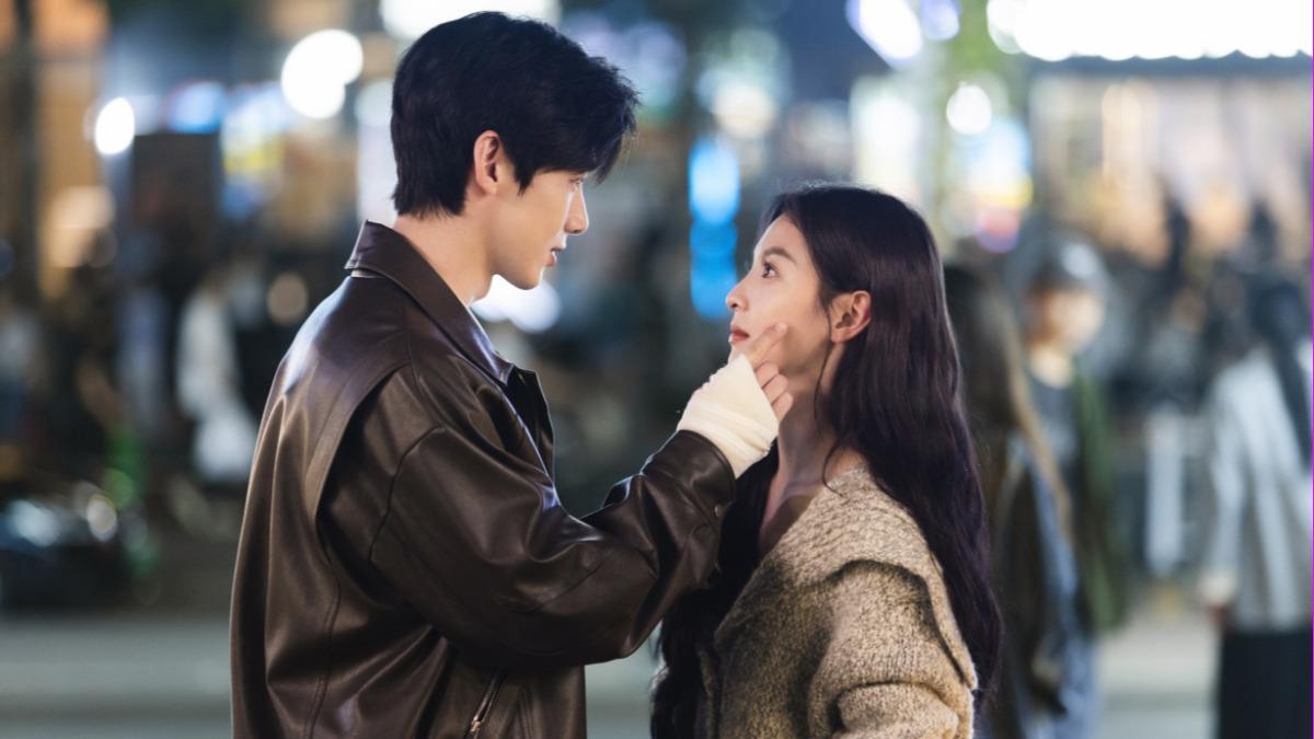 白敬亭（左）與章若楠主演的陸劇《難哄》熱度頗高。（圖／Netflix提供）