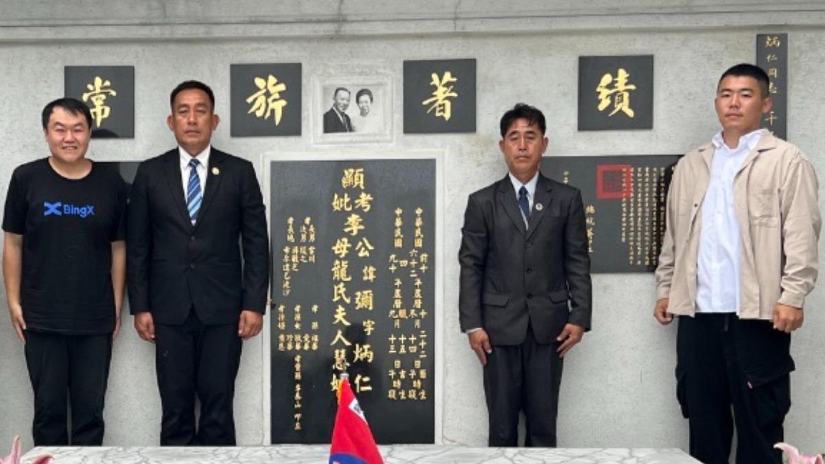 自媒體創作者司徒建銘（左1）等人於李彌將軍墓前合影留念。（圖／紅心字會提供）