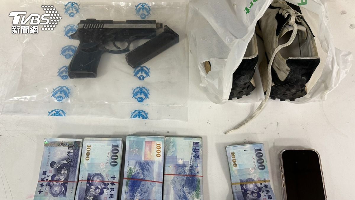 警方在吳嫌住處查獲贓款與改造槍。（圖／TVBS）
