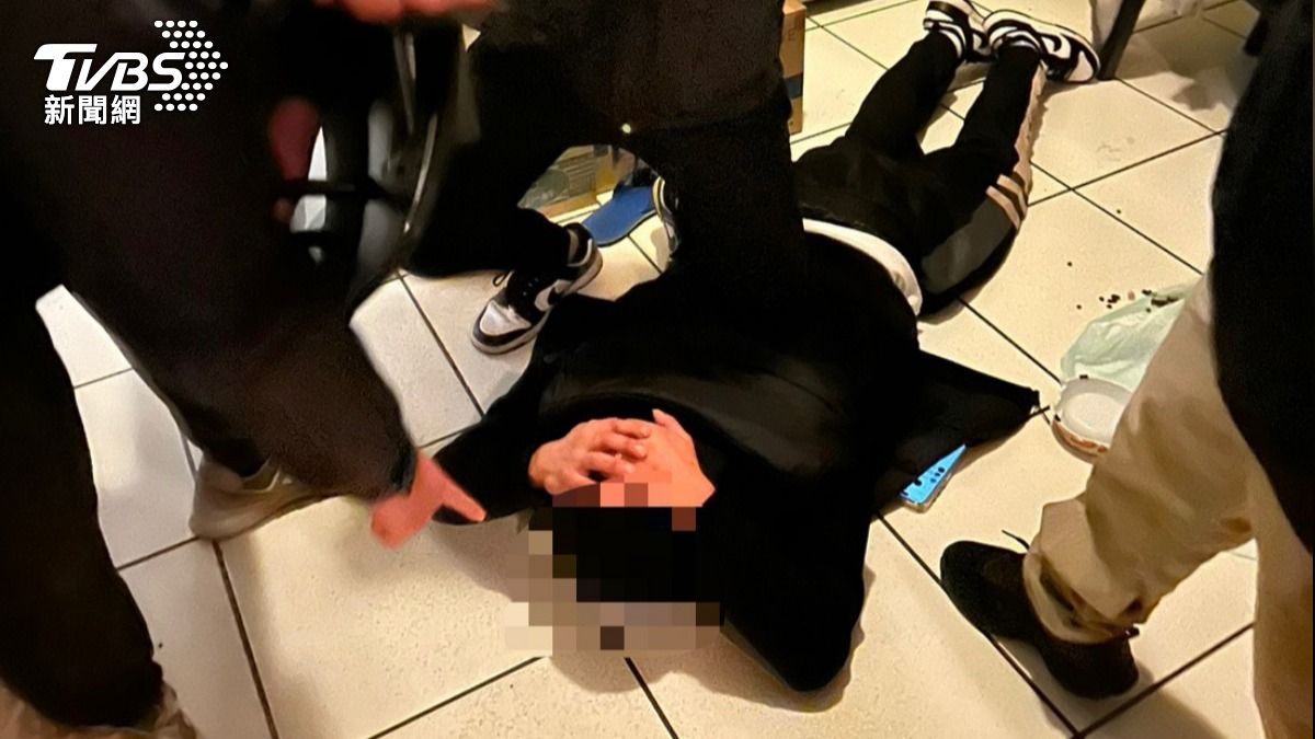 警方攻堅成功逮捕吳嫌。（圖／TVBS）