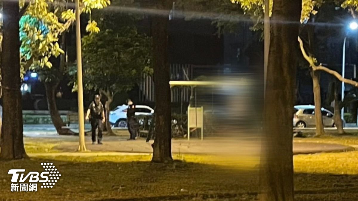 高雄男著運動服詭站公園鞦韆，被發現已經身亡。（圖／TVBS）