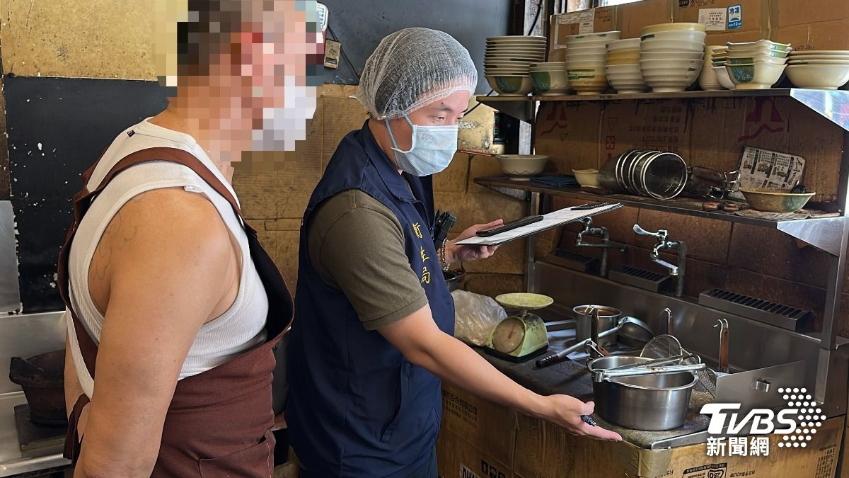 業者回應，第一時間已經協助反應的消費者退費，目前正在釐清牛肉麵中的蟑螂來源。（圖／TVBS）