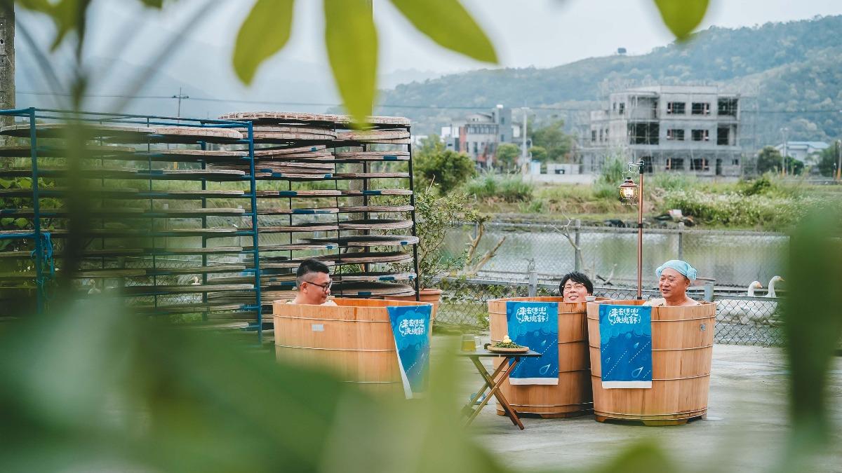 首位共浴居民與邰智源、邵大倫一起泡澡品茗。（圖／公視台語台提供）