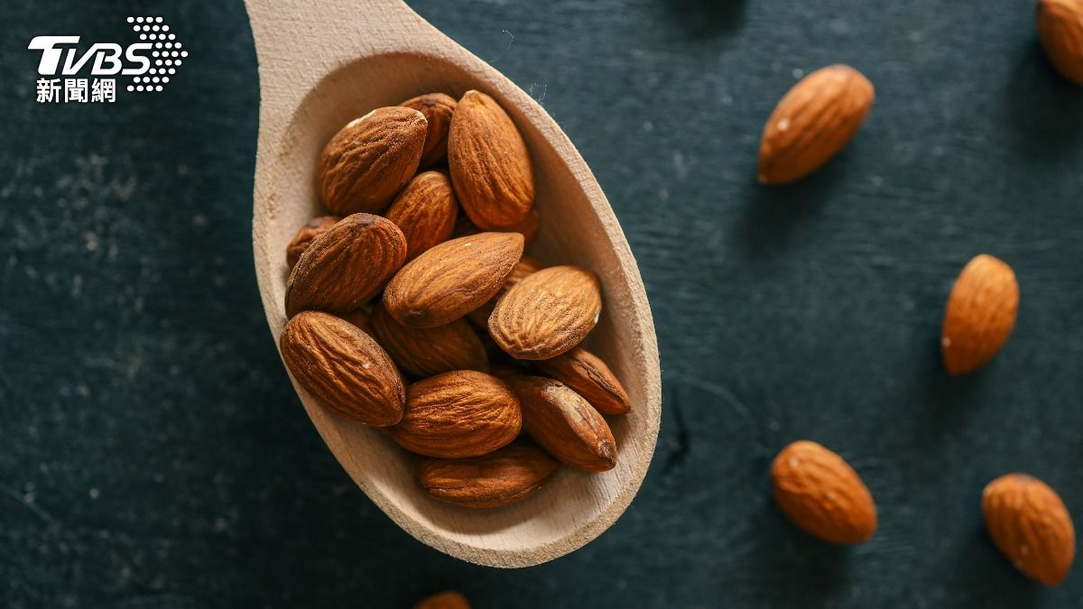 杏仁被評選為健康食物第一名，營養評分來到97分。（示意圖／shutterstock達志影像）