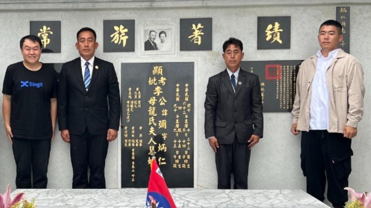 司徒建銘（最左）和文史工作者楊品寓（最右）的尋墓下，王紹章主委（左二）詹廣耀校長於李彌將軍墓前合影留念。（圖／紅心字會提供）